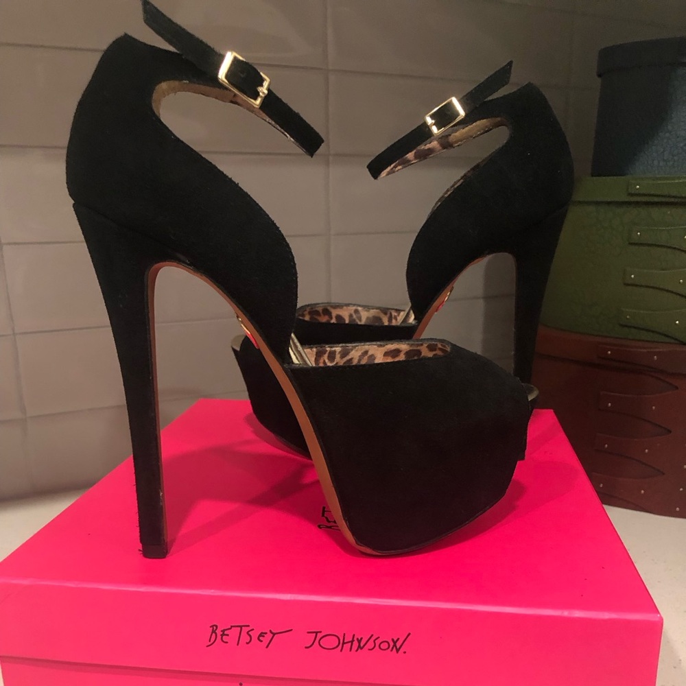 Betsy Johnson Leanah Black Sued